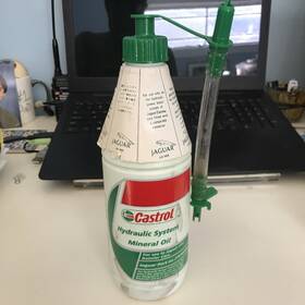 27lm9886 Castrol Genuine Jaguar/castro Hydraulic System Mineral Oil With Connector Tube