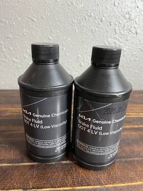 Kia Um024-ch282 2 Pack Genuine Chemicals Brake Fluid Dot 4 Lv Low Velocity 12 Fl Oz